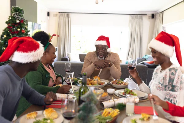 Αφρο Αμερικάνικη Οικογένεια Περνάει Χρόνο Μαζί Τρώγοντας Χριστουγεννιάτικο Γεύμα Χριστούγεννα — Φωτογραφία Αρχείου