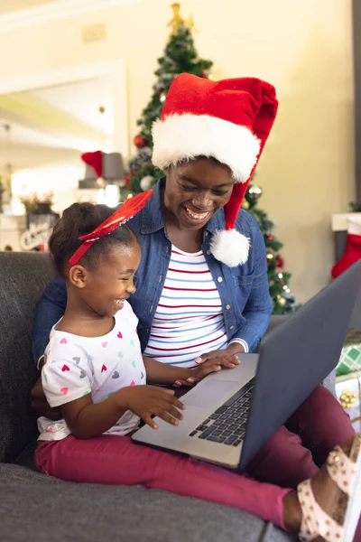 Vertical Picture African American Mother Daughter Siting Sofa Using Laptop — Stock Photo, Image