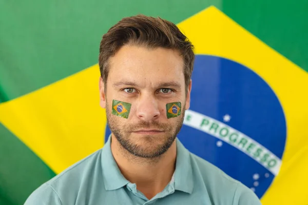 Egy Boldog Fehér Férfi Képe Brazil Zászlókkal Arcán Brazil Zászló — Stock Fotó