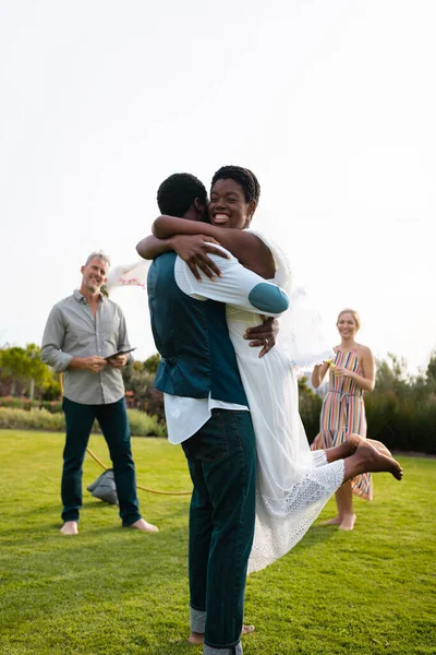 Glad Afrikansk Amerikansk Par Med Kaukasiska Vänner Omfamna Bröllopet Bröllopsdag — Stockfoto