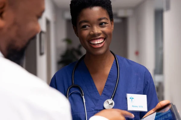 Sonriente Médico Afroamericano Masculino Femenino Usando Tableta Pasillo Del Hospital —  Fotos de Stock