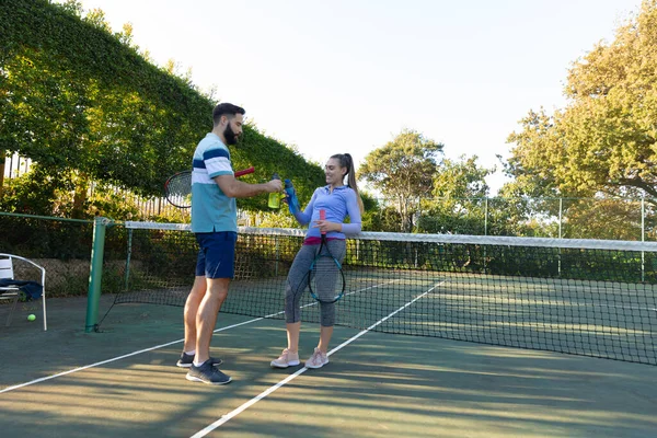 快乐的高加索夫妇在室外网球场打网球 用水瓶祝酒 健康爱好 健身和闲暇时间概念 — 图库照片