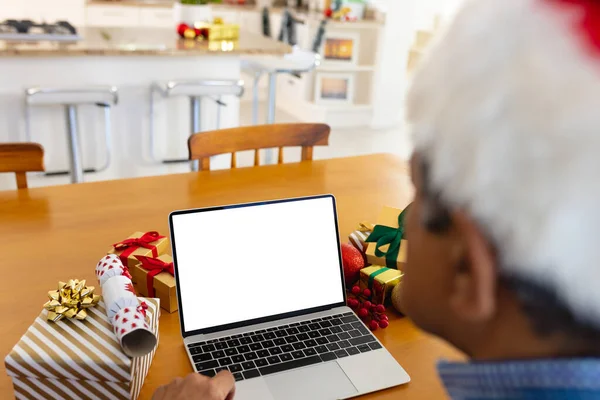 Älterer Mann Mit Weihnachtsmütze Der Weihnachtsvideo Mit Laptop Macht Kopiert — Stockfoto