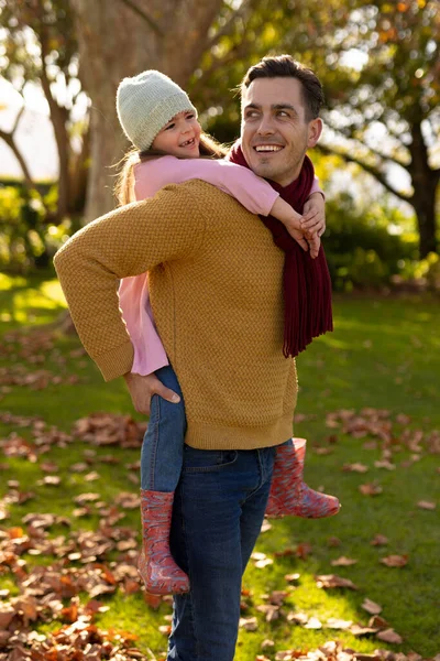 秋の庭で幸せな白人の父と娘の垂直画像 家族と一緒に質の高い時間を過ごすコンセプト — ストック写真