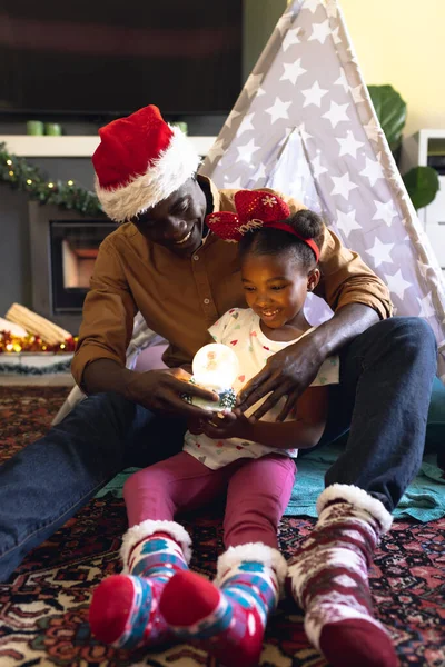 非洲裔美国人的父亲和女儿坐在帐篷里的纵向图片 圣诞节 家庭时间和庆祝概念 — 图库照片