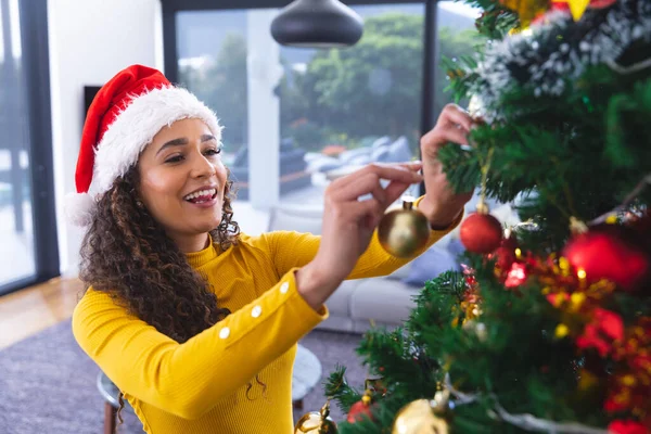 Mujer Afroamericana Feliz Vistiendo Sombrero Santa Claus Decorando Árbol Navidad — Foto de Stock