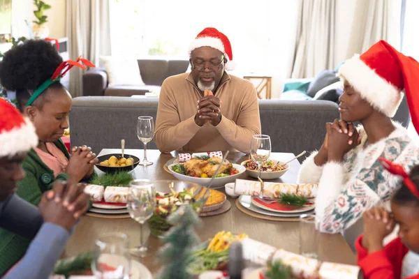 Famille Afro Américaine Passer Temps Ensemble Prier Avant Prendre Repas — Photo