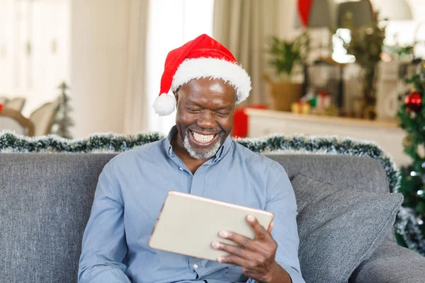 Szczęśliwy Starszy Afro Amerykanin Czapce Mikołaja Tabletem Spędzanie Czasu Święta — Zdjęcie stockowe