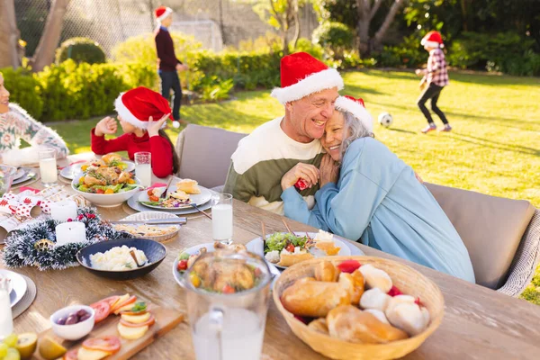 Blanke Familie Brengt Tijd Samen Door Heeft Kerstboom Tuin Kerst — Stockfoto