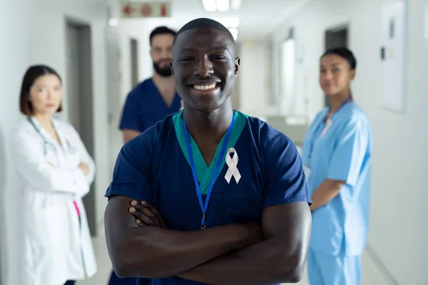 Portret Van Een Gelukkige Afrikaans Amerikaanse Mannelijke Gezondheidswerker Met Kankerlint — Stockfoto