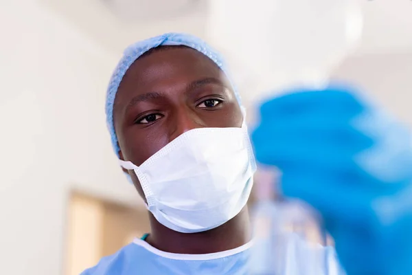 Technique Chirurgicale Masculine Afro Américaine Préparant Sac Liquide Dans Bloc — Photo