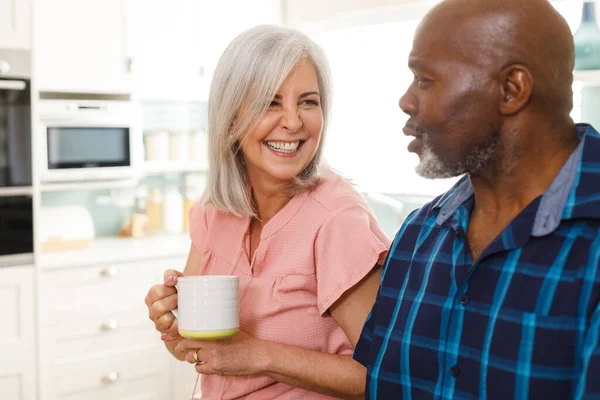 快乐的老夫妇在厨房喝咖啡 在家中度过高质量时间和退休的概念 — 图库照片