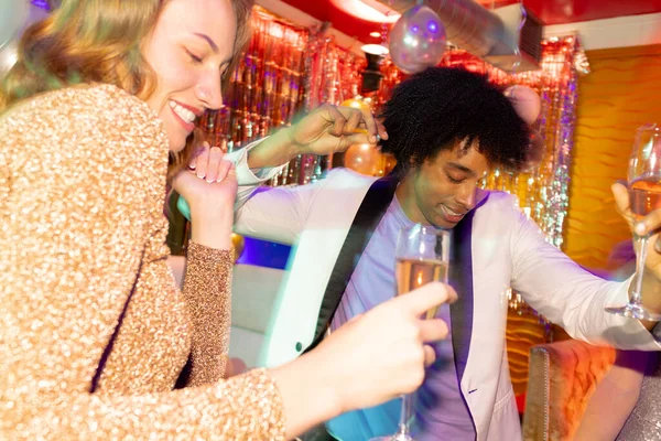 Šťastný Pár Jak Tančí Pije Šampaňské Nočním Klubu Zábava Pití — Stock fotografie