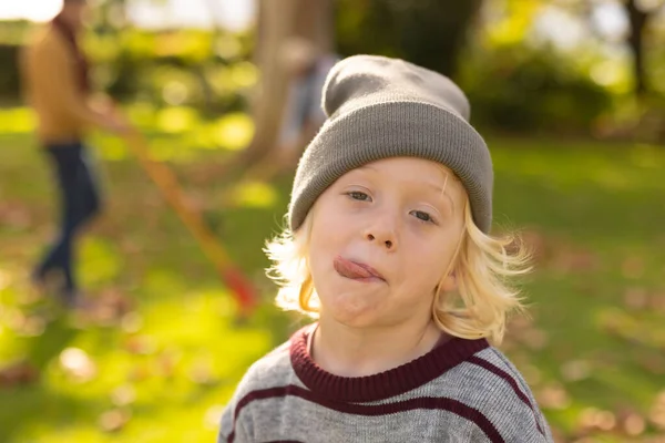 Obraz Szczęśliwego Białego Chłopca Robiącego Śmieszne Miny Ogrodzie Dzieciństwo Zabawa — Zdjęcie stockowe