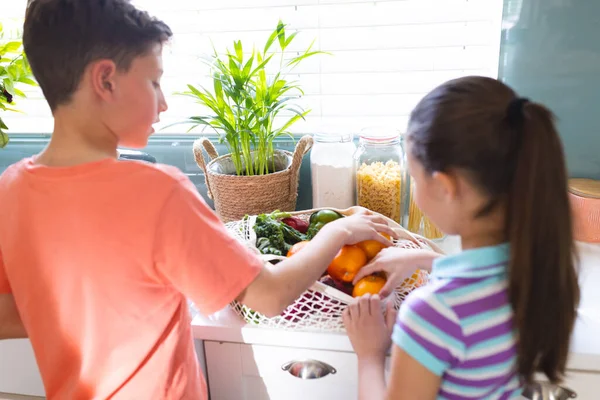 Modern Mutfakta Beyaz Çocuklar Alışveriş Çantalarını Birlikte Açıyorlar Evde Ailece — Stok fotoğraf