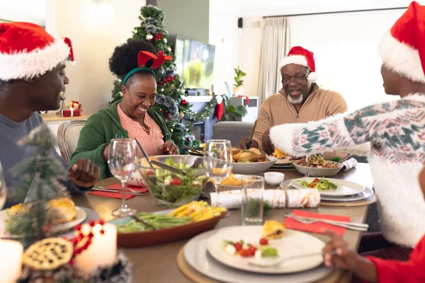Szczęśliwa Afrykańska Rodzina Spędzająca Razem Czas Jedząca Świąteczny Posiłek Boże — Zdjęcie stockowe