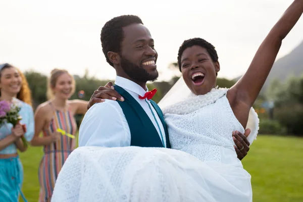 Ευτυχισμένο Ζευγάρι Αφροαμερικανών Χαμογελάει Και Κουβαλάει Κατά Διάρκεια Του Γάμου — Φωτογραφία Αρχείου