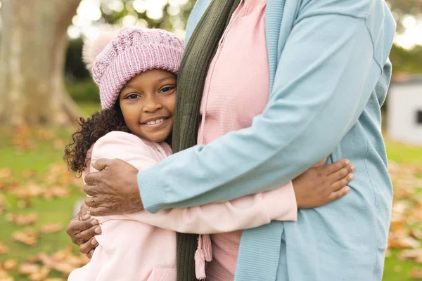 Beeld Van Gelukkige Afrikaanse Amerikaanse Grootmoeder Kleindochter Omhelzend Tuin Familie — Stockfoto