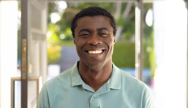 Retrato Del Hombre Afroamericano Feliz Mirando Cámara Sonriendo Pasar Tiempo — Foto de Stock