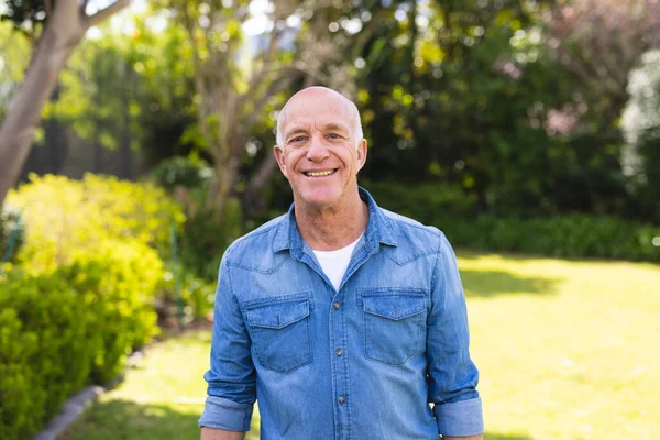 Mavi Gömlek Giyen Bahçede Dikilen Yaşlı Beyaz Adamların Portresi Emekli — Stok fotoğraf