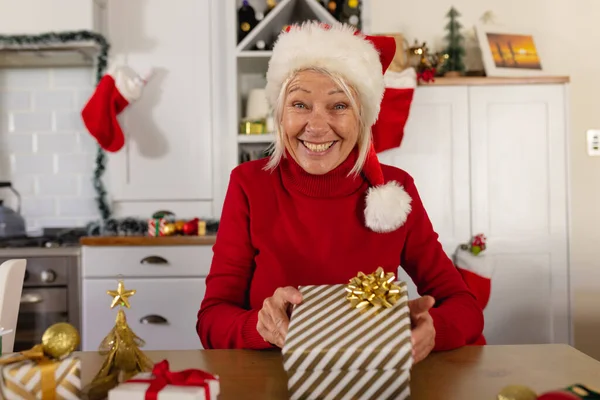 Szczęśliwa Starsza Biała Kobieta Kapeluszu Świętego Mikołaja Wizytą Wideo Spędzanie — Zdjęcie stockowe