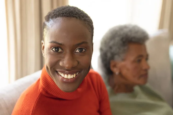 Imagen Feliz Mujer Afroamericana Sonriendo Cámara Familia Pasar Tiempo Calidad — Foto de Stock