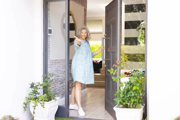Happy African Senior Caucasian Women Opening Door Welcoming Somebody Spending — Stock Photo, Image