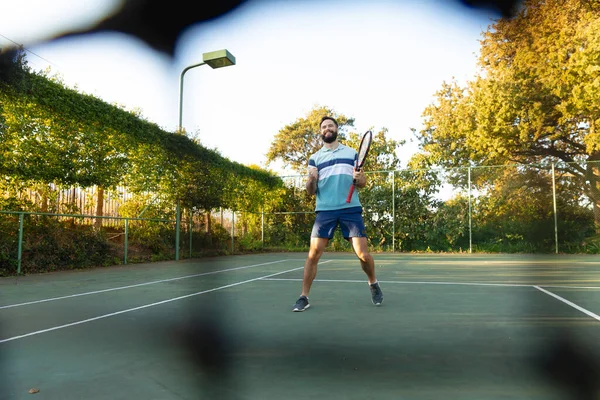 Boldog Fehér Férfi Teniszezik Szabadtéri Teniszpályán Hálón Keresztül Lát Sport — Stock Fotó
