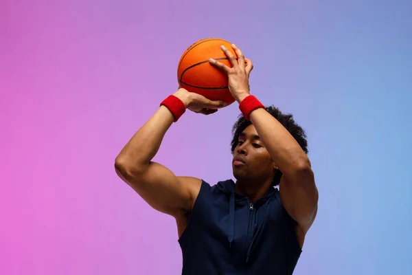 Afbeelding Van Biracial Basketballer Gooien Basketbal Roze Tot Blauwe Achtergrond — Stockfoto