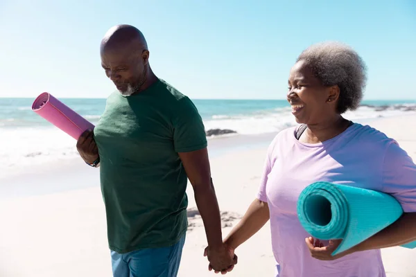 Glückliches Afrikanisch Amerikanisches Senioren Paar Mit Yogamatten Die Sich Den — Stockfoto