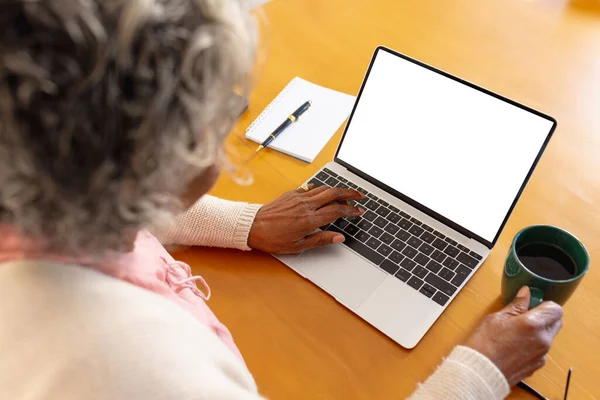 Starsza Afroamerykanka Używająca Laptopa Przestrzenią Kopiowania Emerytura Samotne Spędzanie Czasu — Zdjęcie stockowe