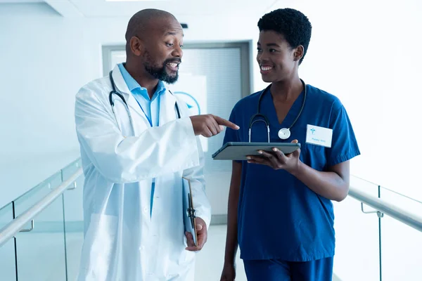Mosolygó Afro Amerikai Férfi Női Orvos Tabletta Beszél Kórházban Fénymásolás — Stock Fotó