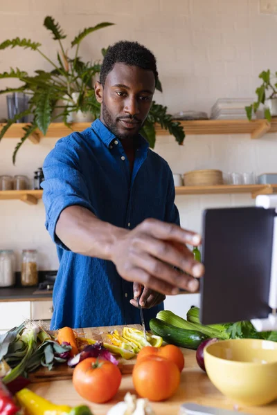 Hombre Afroamericano Feliz Cocinando Cena Cocina Usando Tableta Pasar Tiempo — Foto de Stock