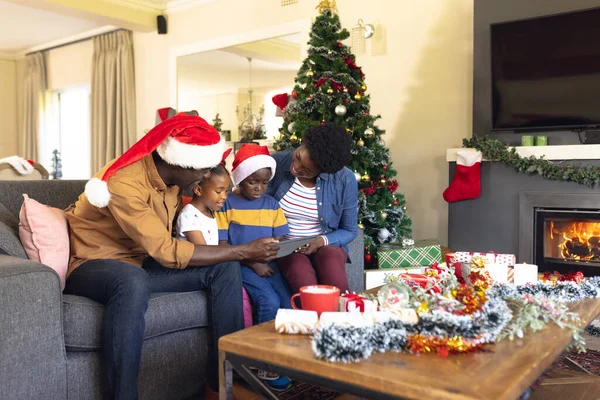 아프리카 미국인 소파에서 타블렛을 사용하고 있습니다 기술을 크리스마스 — 스톡 사진