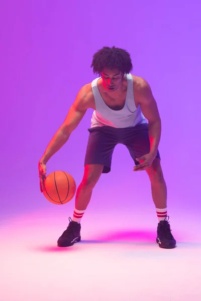 Gambar Pemain Basket Birasial Dengan Bola Basket Latar Belakang Neon — Stok Foto