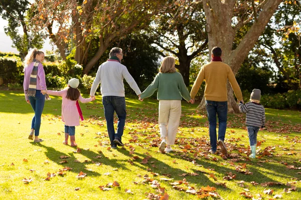 秋の庭での多世代の白人家族の支出時間のバックビューのイメージ 家族と一緒に質の高い時間を過ごすコンセプト — ストック写真