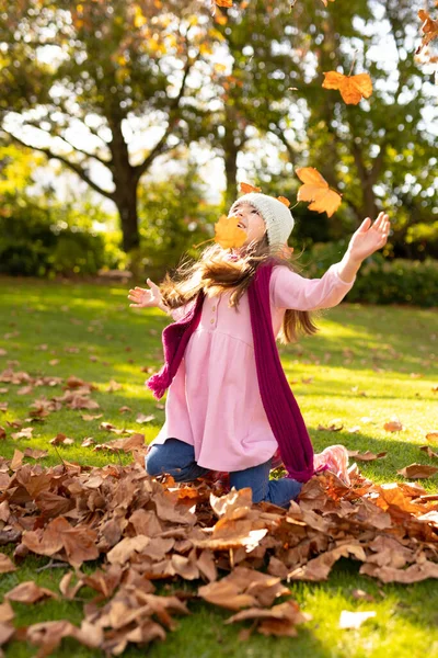 Κάθετη Εικόνα Του Ευτυχισμένου Καυκάσιου Κοριτσιού Που Παίζει Φθινοπωρινά Φύλλα — Φωτογραφία Αρχείου