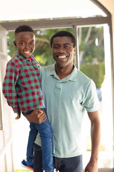 Afro Amerikan Oğlunun Babasının Evin Dışında Birine Hoş Geldin Derken — Stok fotoğraf