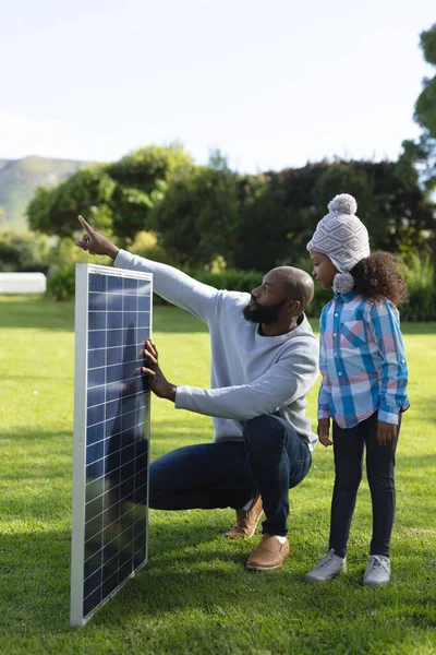 Vertikales Bild Eines Glücklichen Afrikanisch Amerikanischen Vaters Der Seiner Tochter — Stockfoto