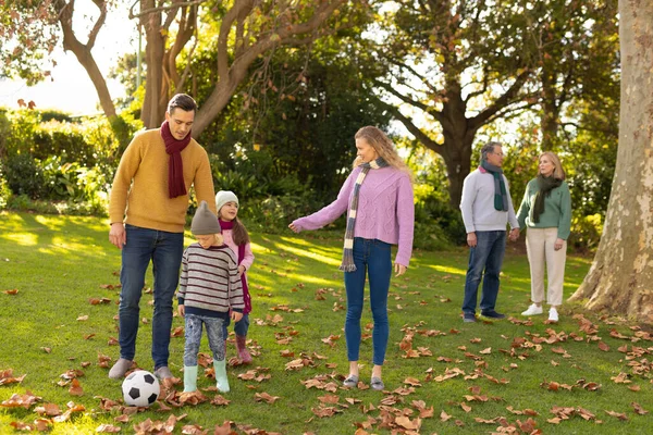 秋天花园中的尿布多代高加索家庭的形象 家庭与共同度过美好时光的概念 — 图库照片
