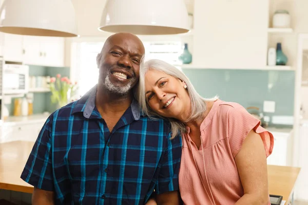 Retrato Feliz Casal Diverso Sênior Sorrindo Gastar Tempo Qualidade Casa — Fotografia de Stock