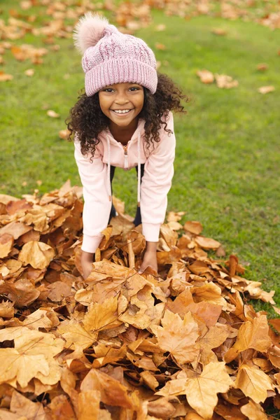Вертикальный Образ Счастливой Африканской Американки Развлекающейся Листьями Саду Детство Развлечения — стоковое фото