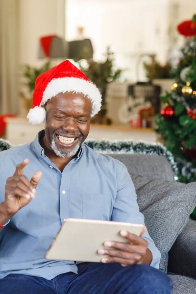 Feliz Hombre Afroamericano Senior Con Sombrero Santa Usando Tableta Pasar —  Fotos de Stock
