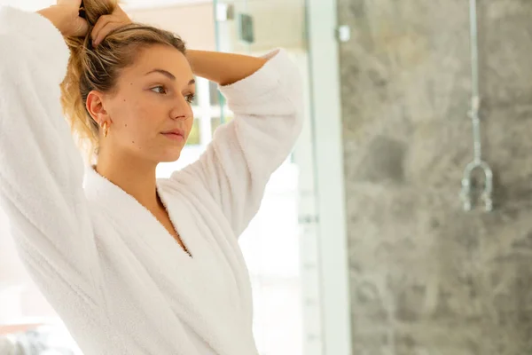 Mulher Caucasiana Feliz Usando Roupão Amarrando Cabelo Casa Banho Passar — Fotografia de Stock