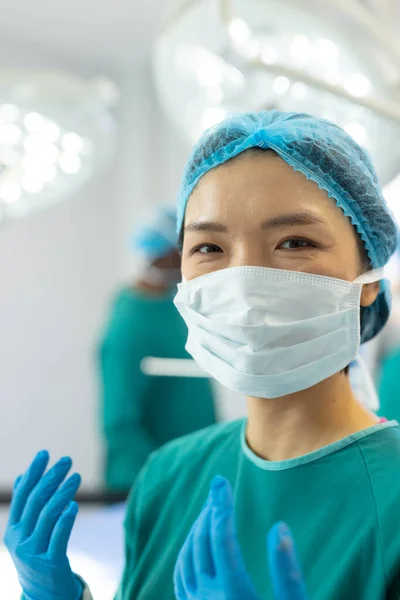 Verticaal Van Lachende Aziatische Vrouwelijke Chirurg Toga Masker Handschoenen Pet — Stockfoto