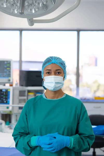 Vertikales Porträt Einer Zweirassigen Chirurgin Mit Chirurgenmaske Mütze Und Kleid — Stockfoto