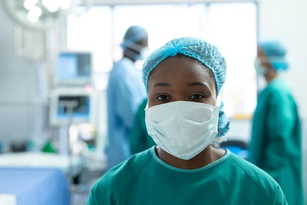Portret Van Afro Amerikaanse Vrouwelijke Chirurg Met Gezichtsmasker Operatiekamer Met — Stockfoto