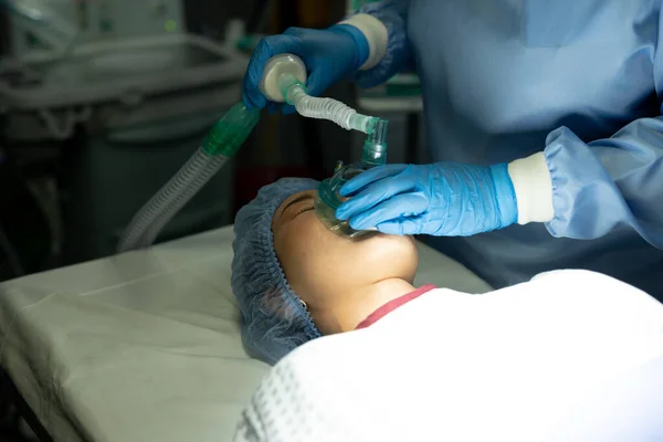 Cerrahi Teknisyenin Elleri Ameliyathanede Asyalı Kadın Hastaya Gaz Veriyor Hastane — Stok fotoğraf