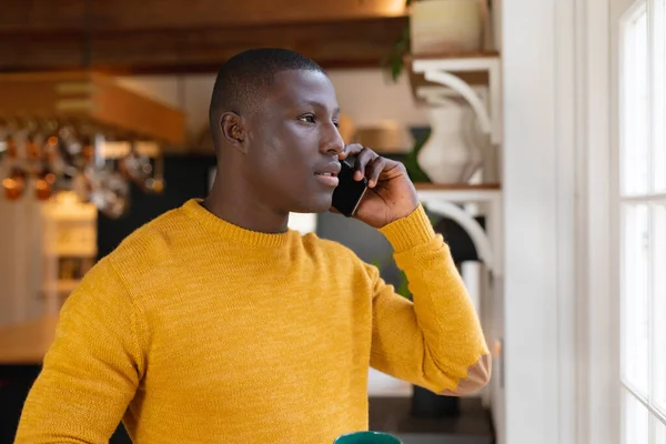 Africano Americano Cozinha Casa Falando Smartphone Olhando Pela Janela Inclusividade — Fotografia de Stock
