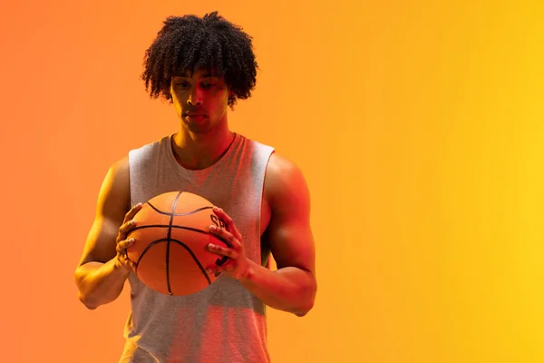 Afbeelding Van Biracial Basketballer Met Basketbal Oranje Tot Gele Achtergrond — Stockfoto